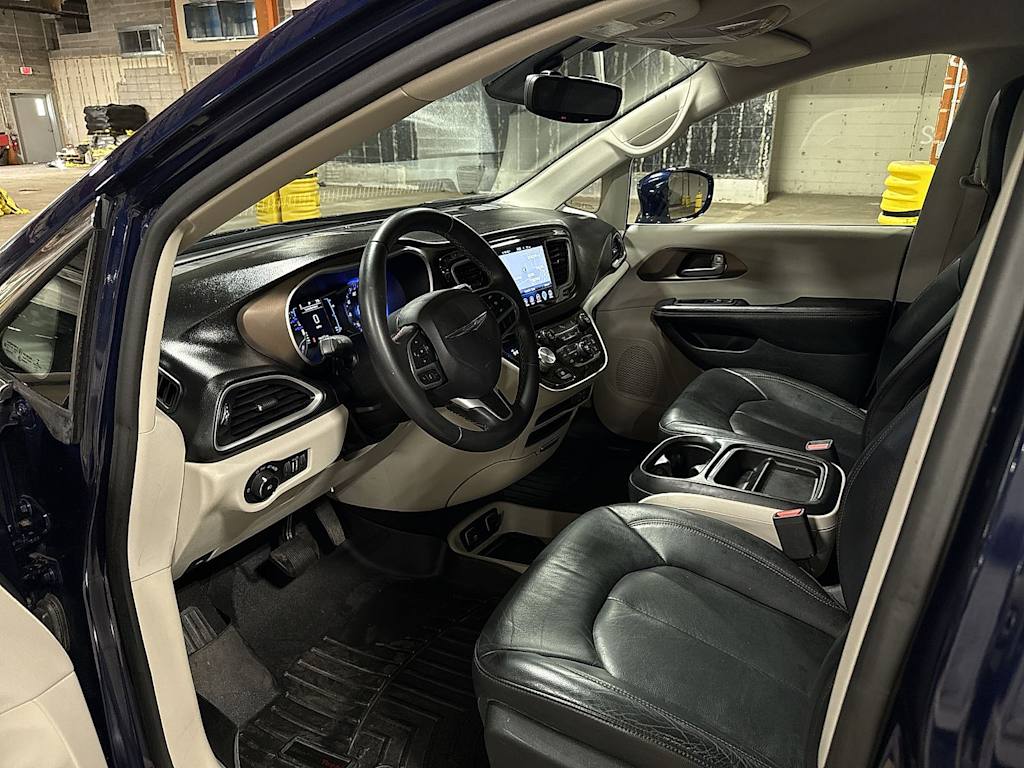 Thumbnail: 2017 Chrysler Pacifica - 9