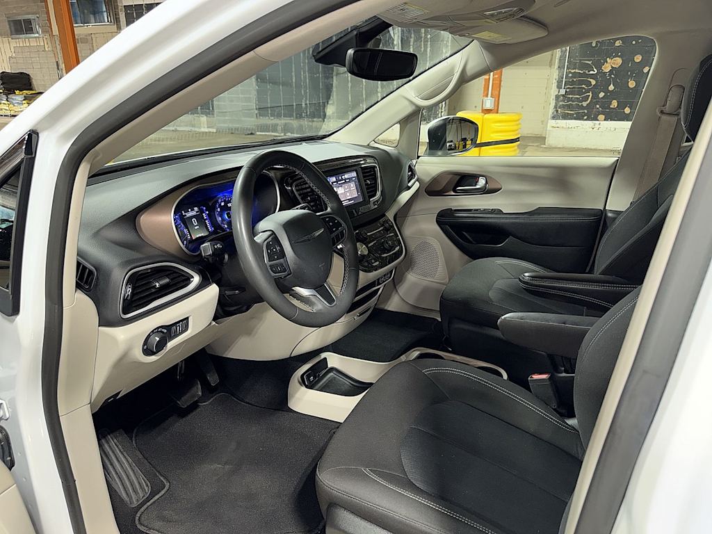 Thumbnail: 2023 Chrysler Voyager - 9