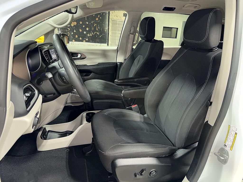 Thumbnail: 2023 Chrysler Voyager - 10