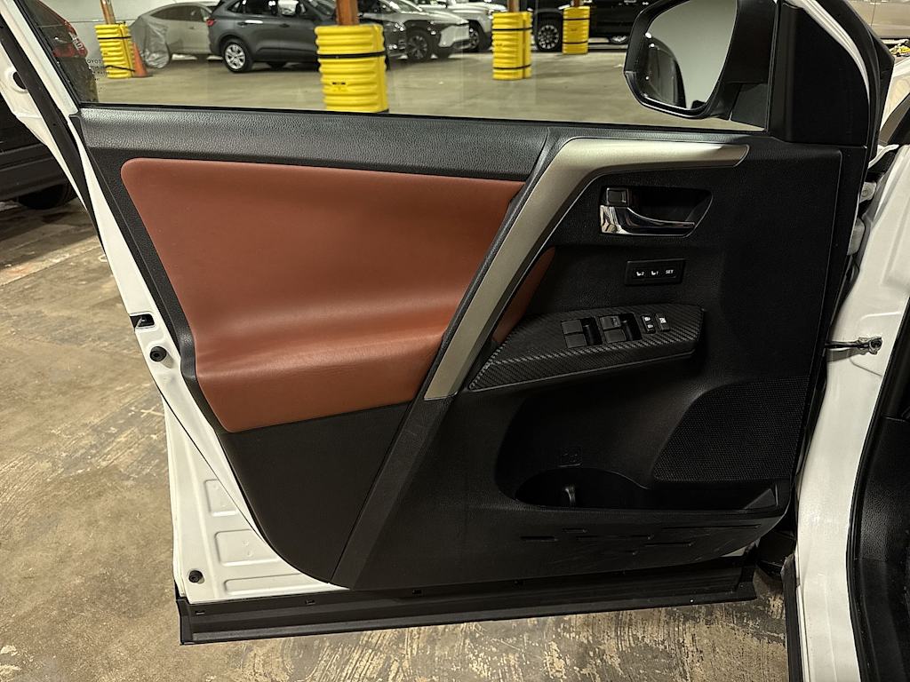 Thumbnail: 2015 Toyota RAV4 - 33