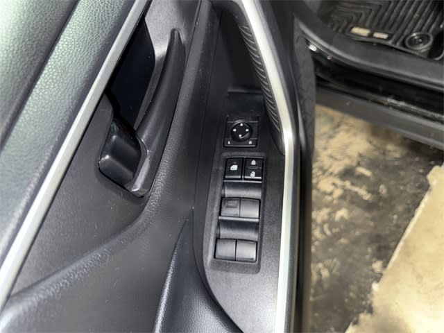 Thumbnail: 2022 Toyota RAV4 - 25