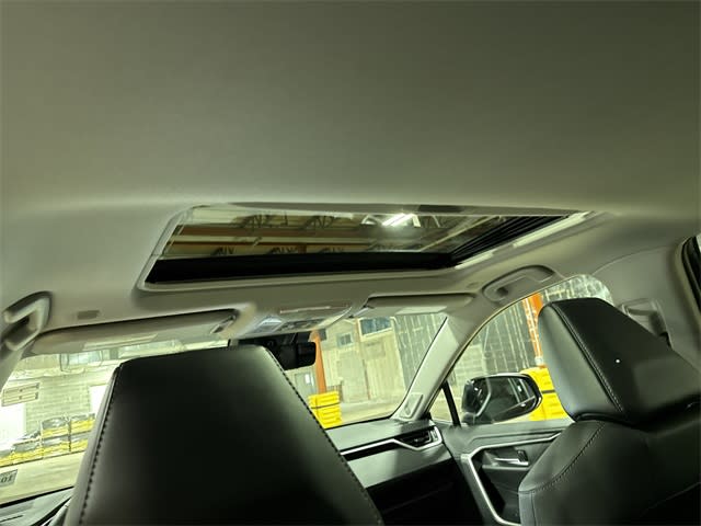 2023 Toyota RAV4 Limited 28