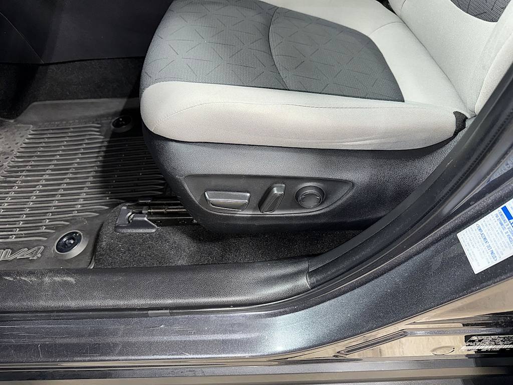 Thumbnail: 2022 Toyota RAV4 - 26