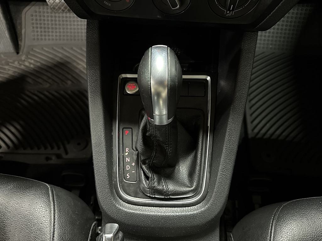 Thumbnail: 2017 Volkswagen Jetta - 14