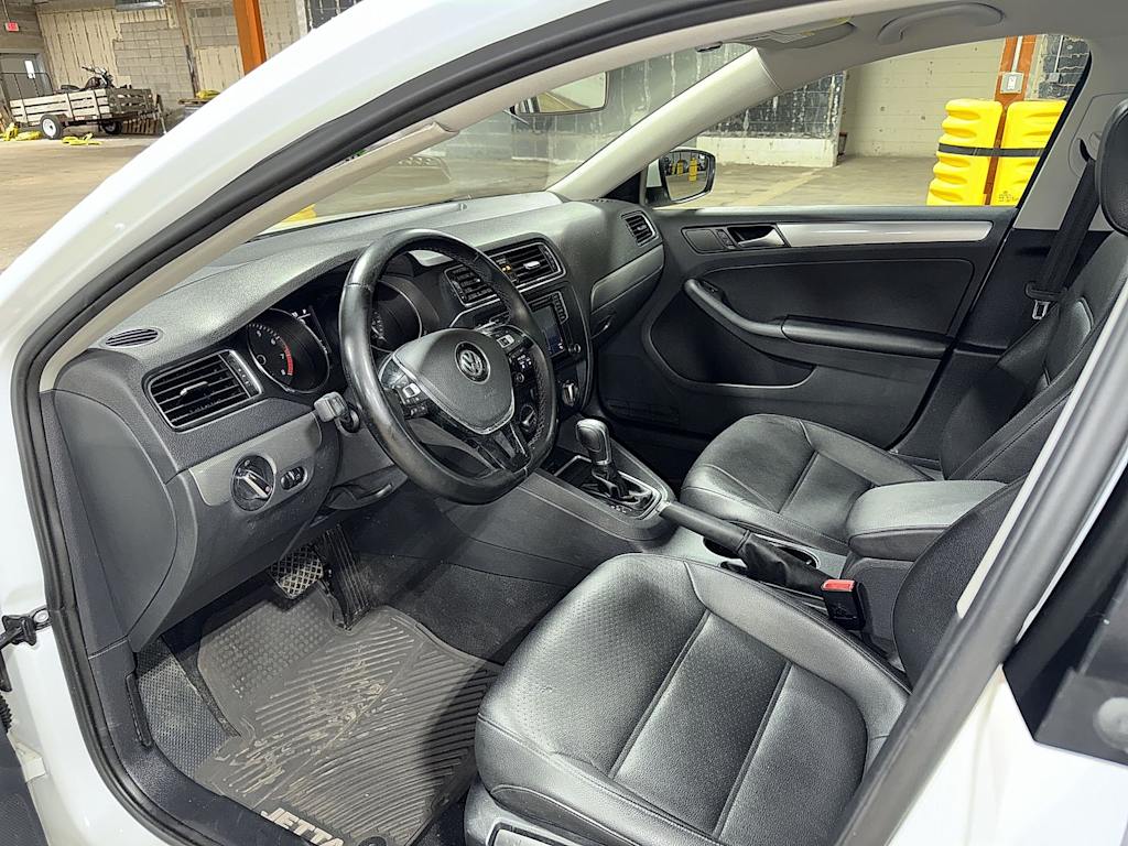 Thumbnail: 2017 Volkswagen Jetta - 9