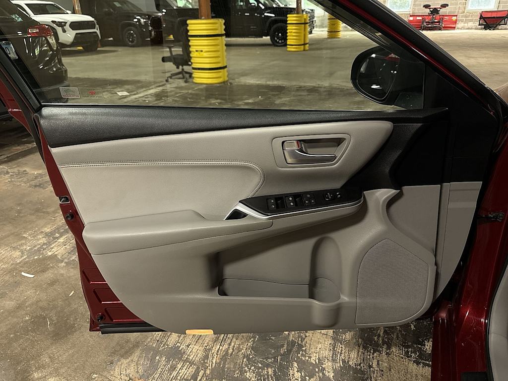 Thumbnail: 2015 Toyota Camry - 32