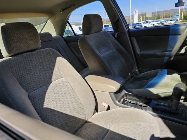 2004 Toyota Camry LE 9