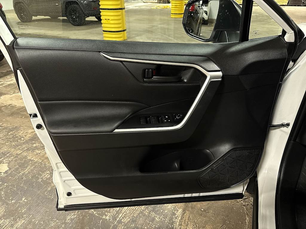 Thumbnail: 2022 Toyota RAV4 - 31