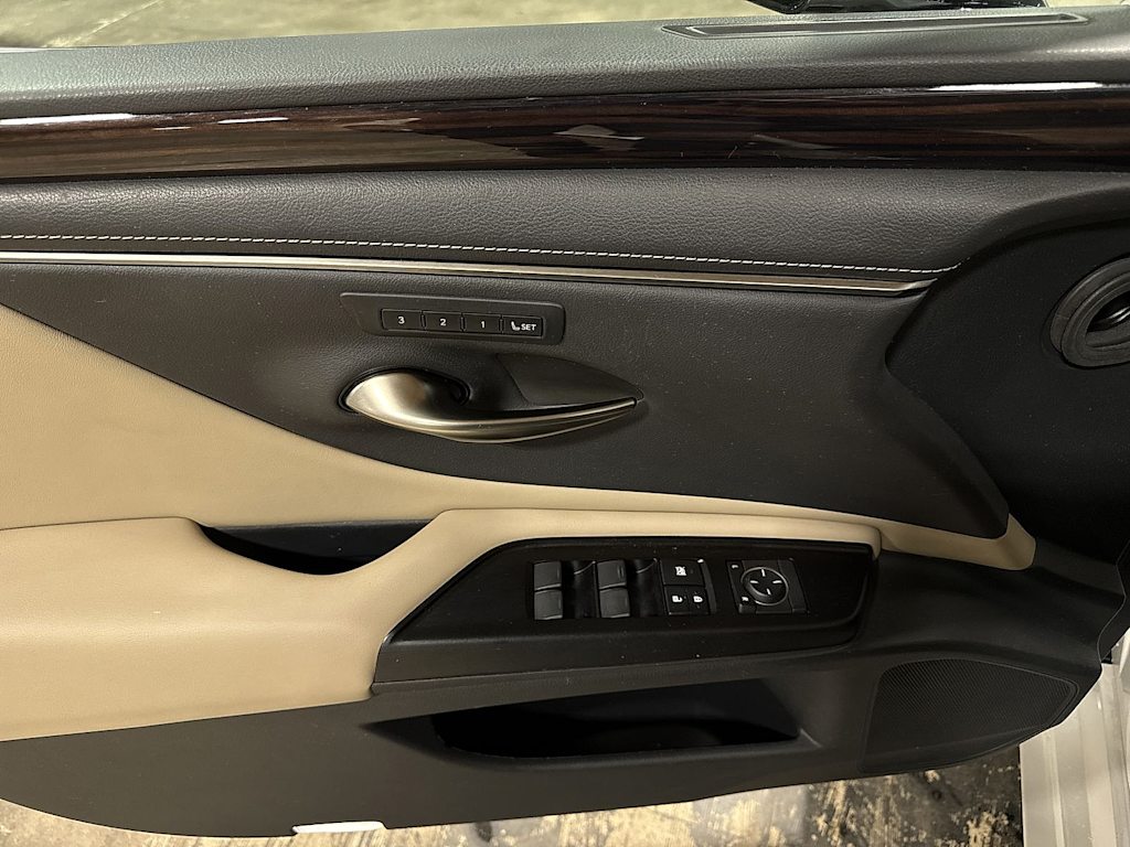 Thumbnail: 2019 Lexus ES - 25