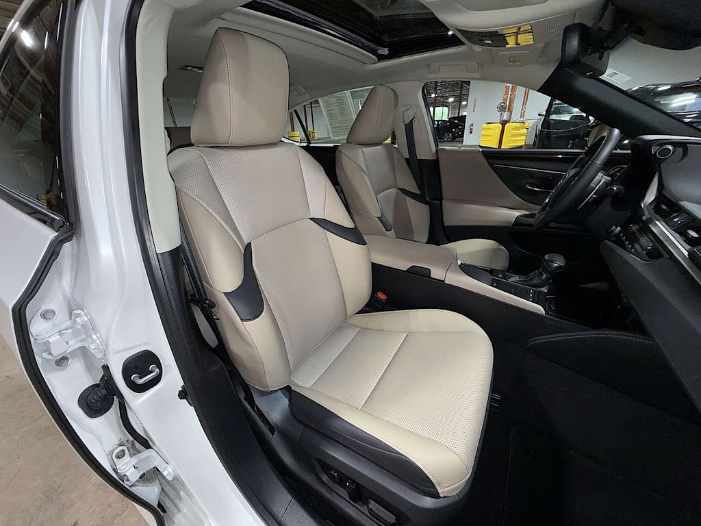 Thumbnail: 2019 Lexus ES - 11