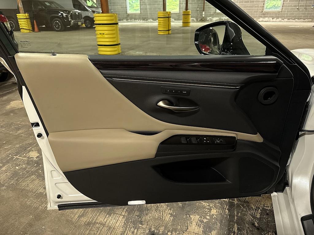 Thumbnail: 2019 Lexus ES - 30