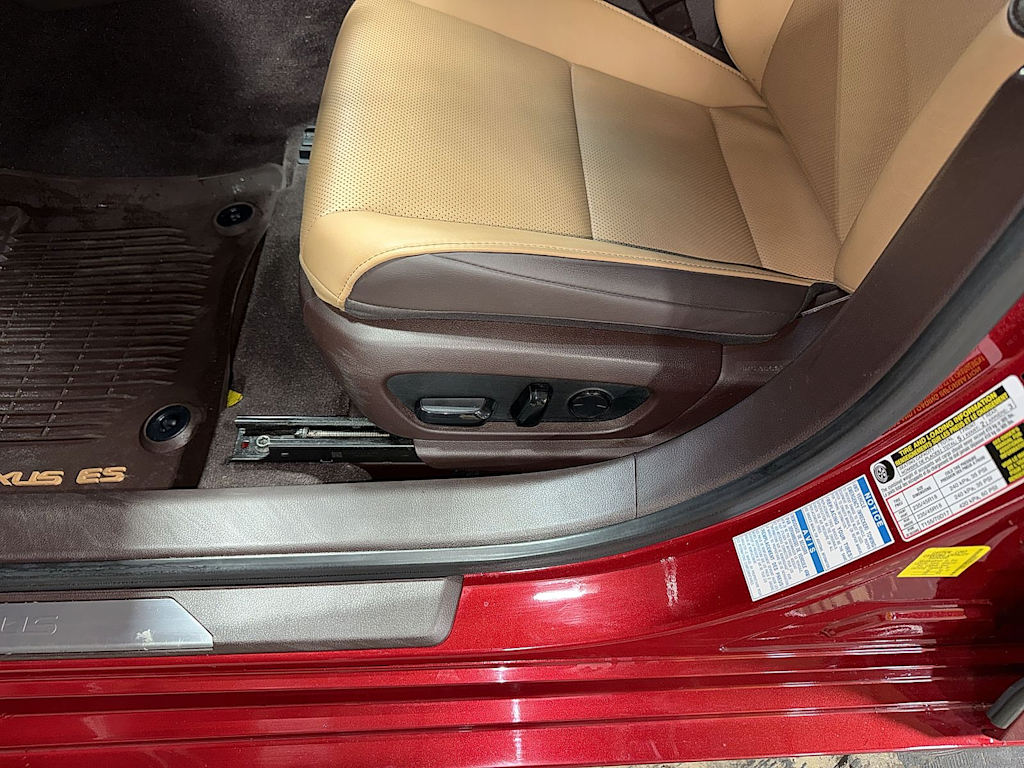 Thumbnail: 2021 Lexus ES - 27