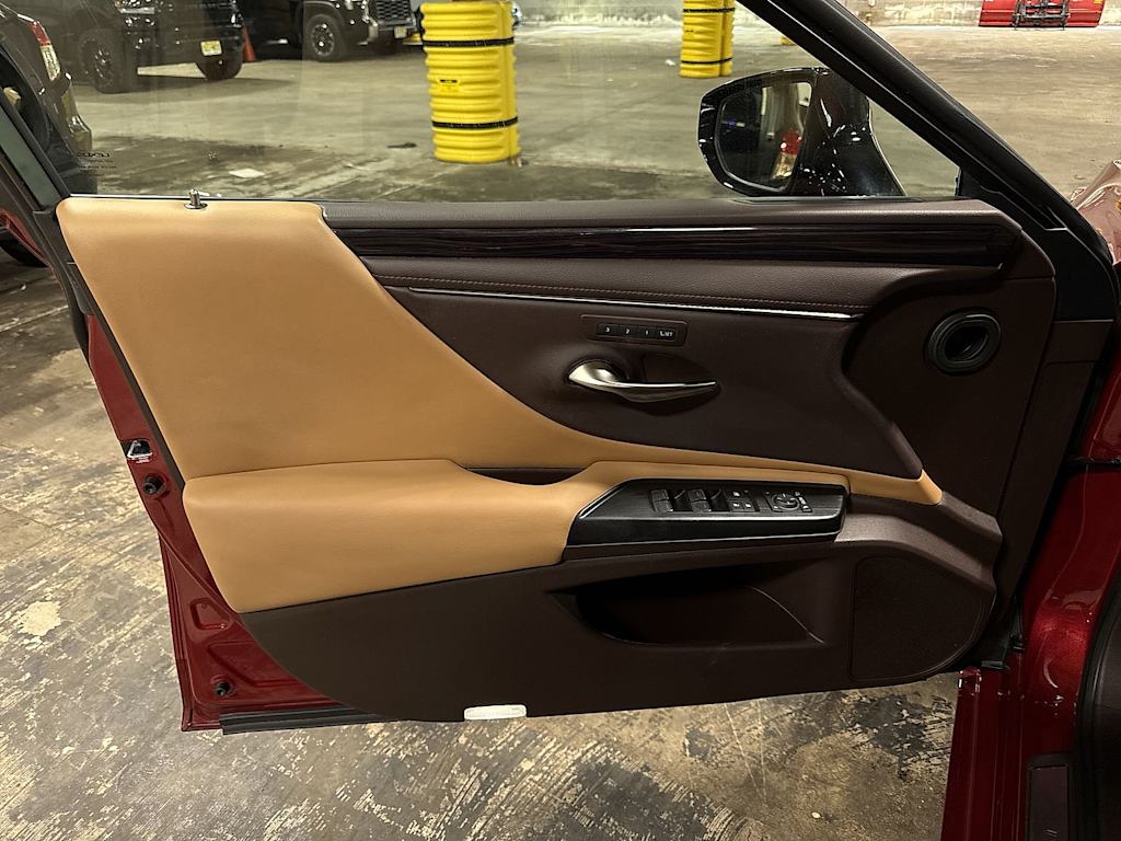 Thumbnail: 2021 Lexus ES - 30