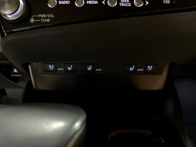 Thumbnail: 2023 Lexus ES - 32