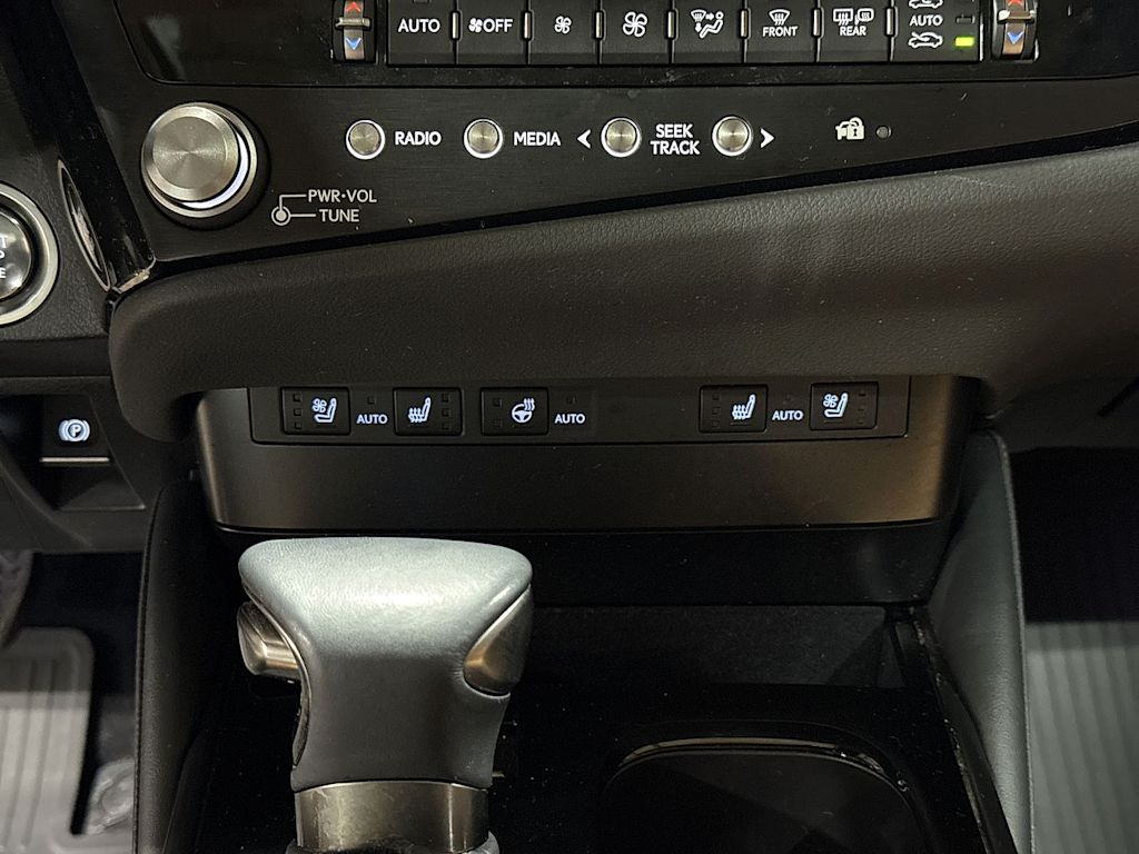 Thumbnail: 2024 Lexus ES - 32