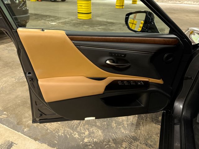 Thumbnail: 2022 Lexus ES - 30