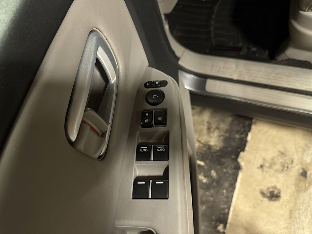Thumbnail: 2010 Honda Pilot - 12