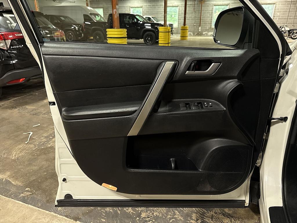 Thumbnail: 2013 Toyota Highlander - 31