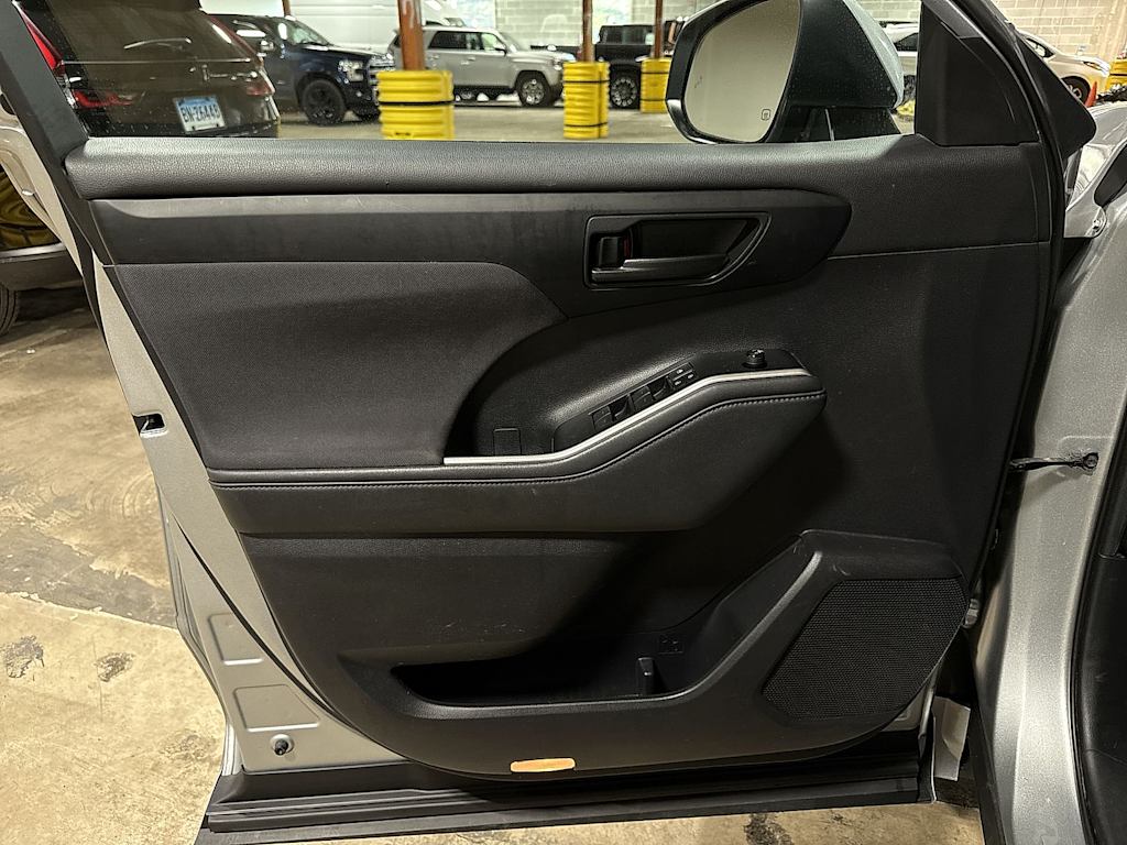 Thumbnail: 2021 Toyota Highlander - 32