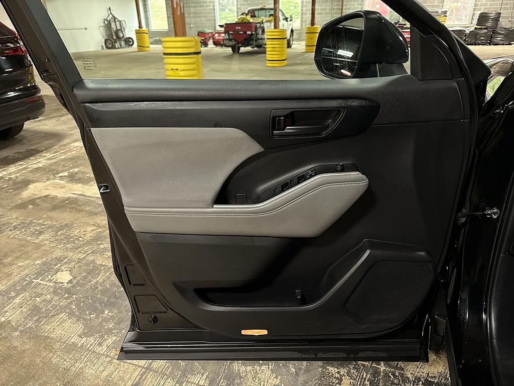 Thumbnail: 2022 Toyota Highlander - 32