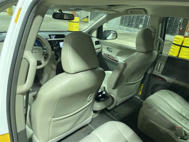 2013 Toyota Sienna XLE 26