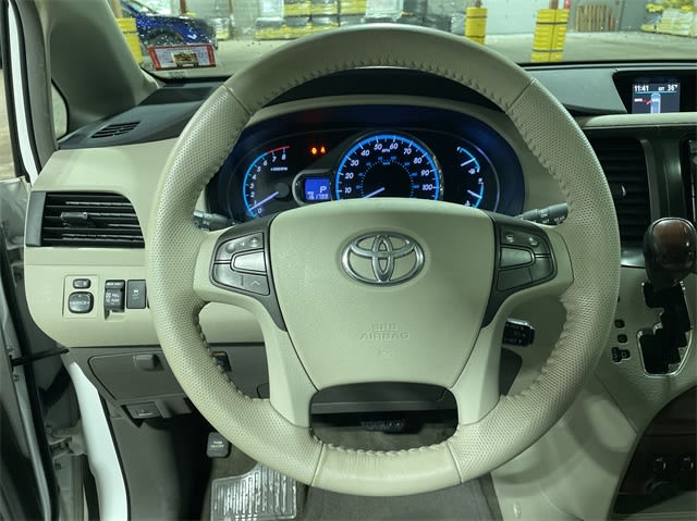 2013 Toyota Sienna XLE 2