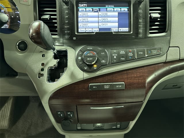 2011 Toyota Sienna XLE 25