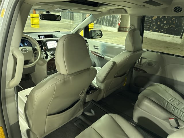 2011 Toyota Sienna XLE 29