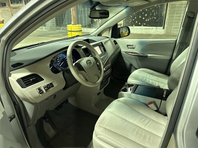 2011 Toyota Sienna XLE 8