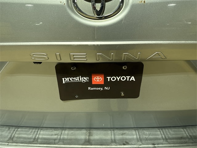 2011 Toyota Sienna XLE 28