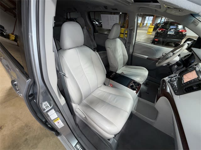 2011 Toyota Sienna XLE 10