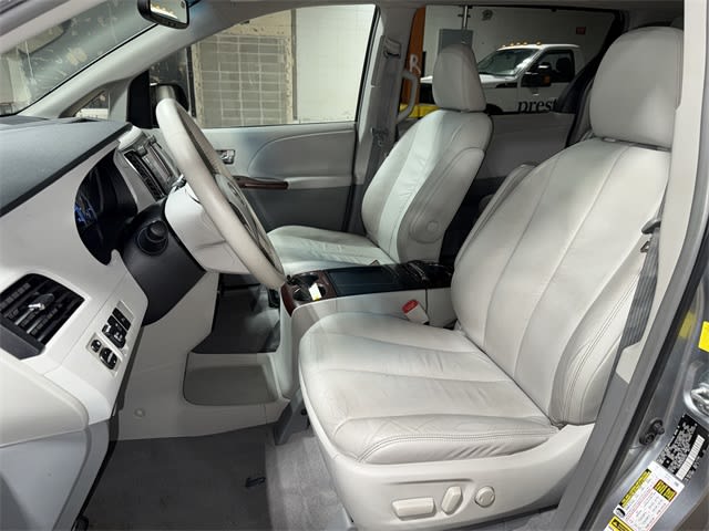 2011 Toyota Sienna XLE 9
