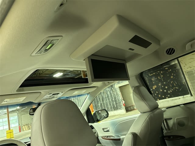 2011 Toyota Sienna XLE 26