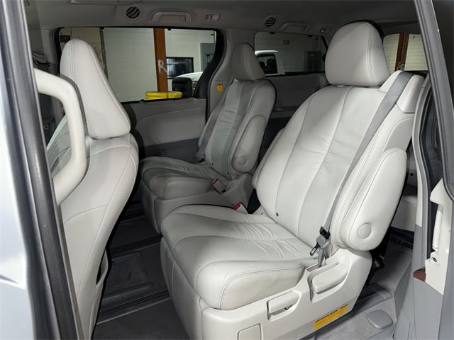 2011 Toyota Sienna XLE 11