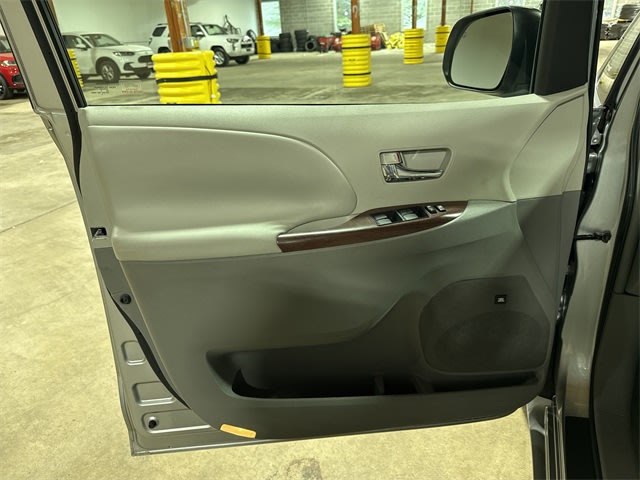 2011 Toyota Sienna XLE 30