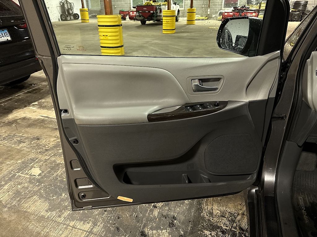 Thumbnail: 2020 Toyota Sienna - 31