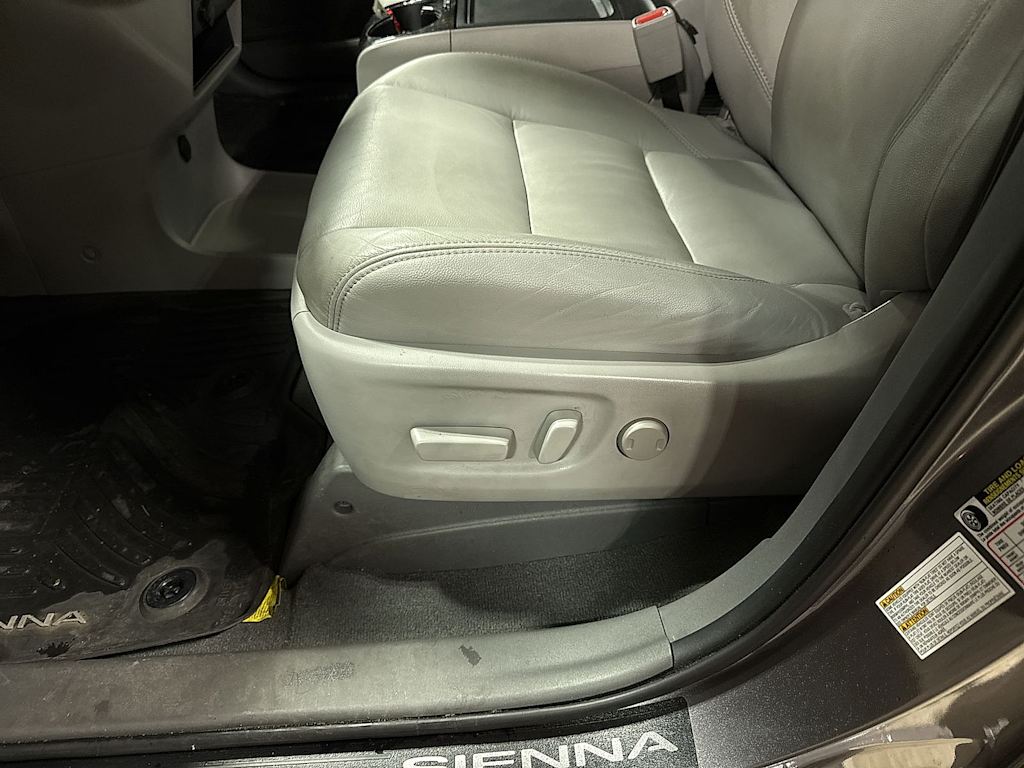 Thumbnail: 2020 Toyota Sienna - 25