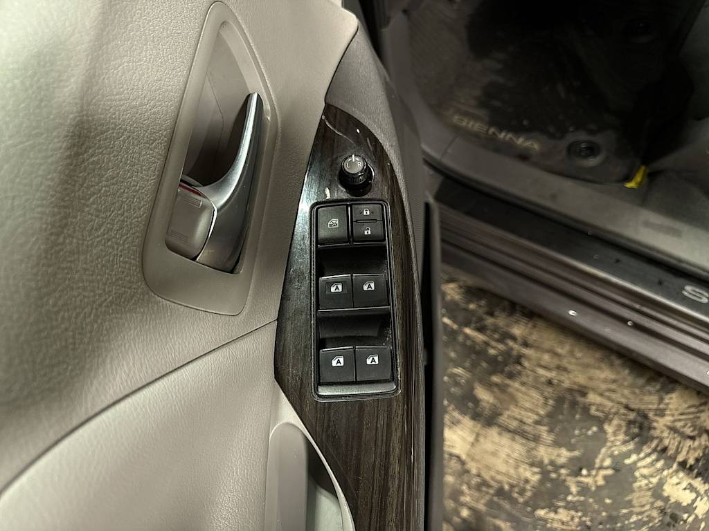 Thumbnail: 2020 Toyota Sienna - 16