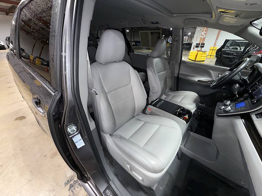 Thumbnail: 2020 Toyota Sienna - 11