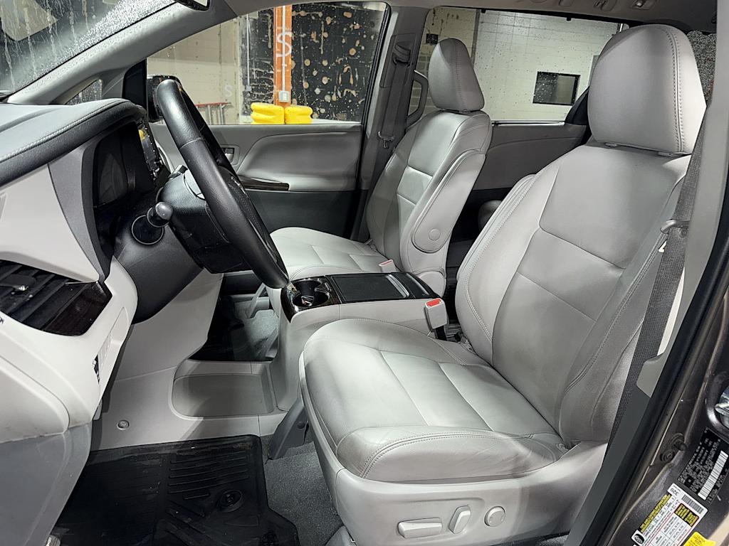 Thumbnail: 2020 Toyota Sienna - 10