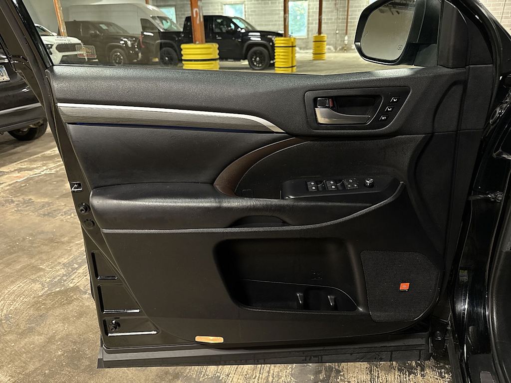 Thumbnail: 2019 Toyota Highlander - 35