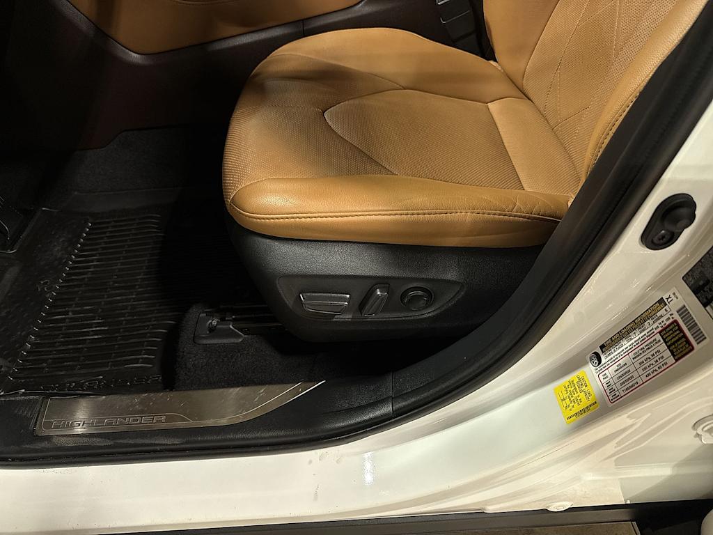 Thumbnail: 2021 Toyota Highlander - 28