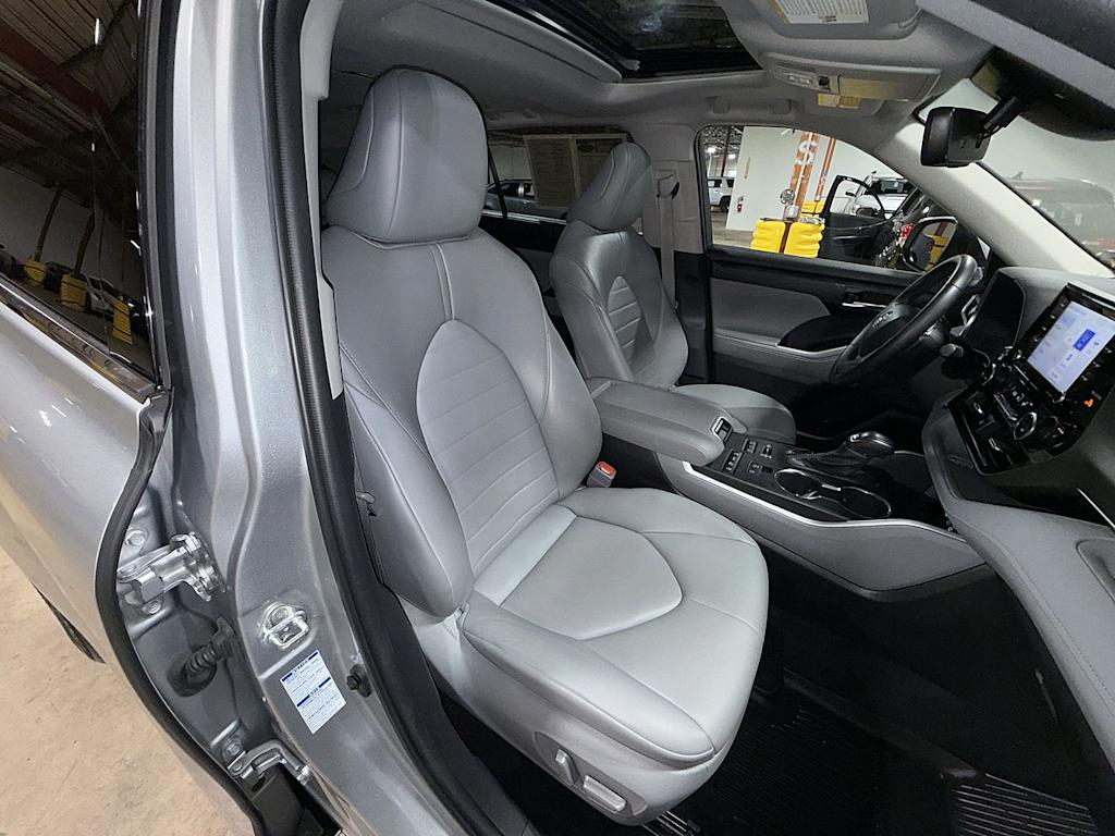 Thumbnail: 2022 Toyota Highlander - 11