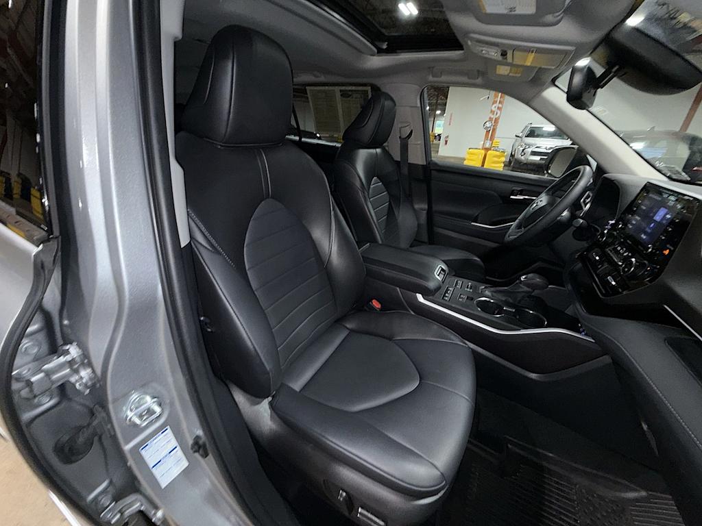 Thumbnail: 2022 Toyota Highlander - 11