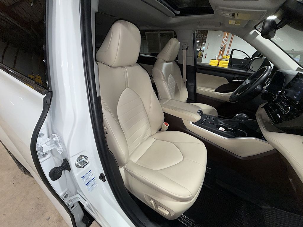 Thumbnail: 2022 Toyota Highlander - 10