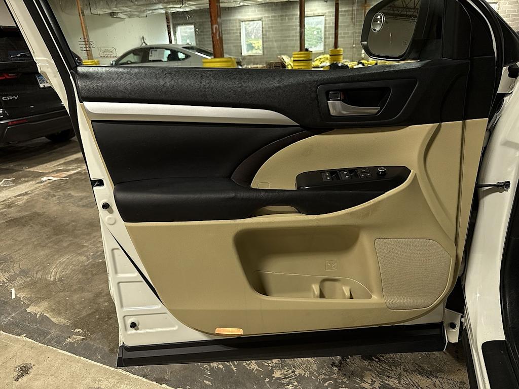 Thumbnail: 2016 Toyota Highlander - 32