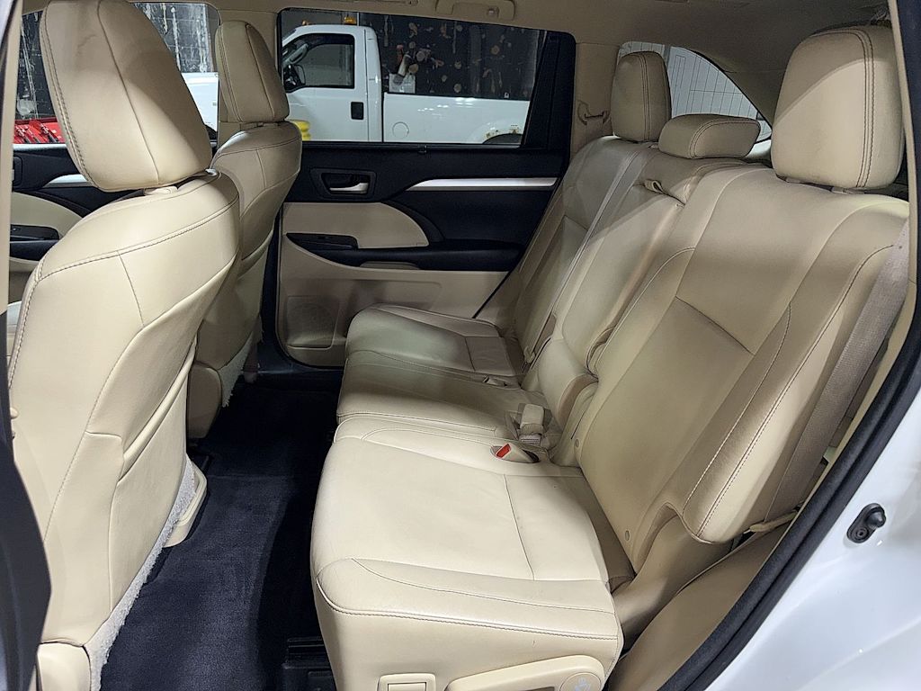 Thumbnail: 2016 Toyota Highlander - 12