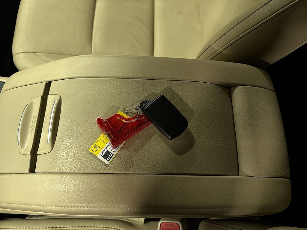 Thumbnail: 2016 Toyota Highlander - 17