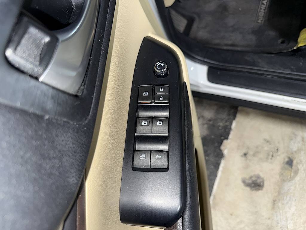 Thumbnail: 2016 Toyota Highlander - 14