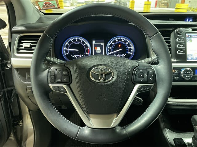 2018 Toyota Highlander SE 2